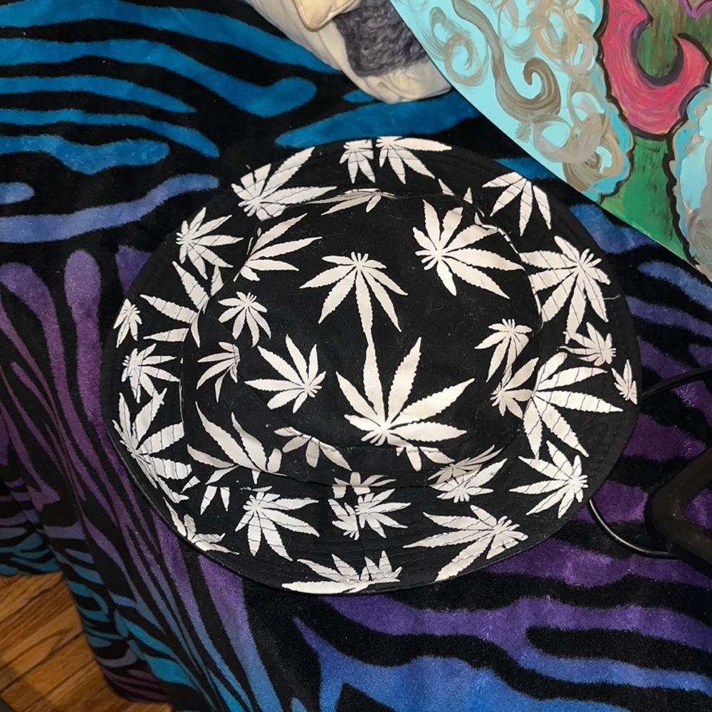 Black n Whte Mary Jades flower LOVE bucket hat 😜☮️🖤🤍🖤🤍🥬